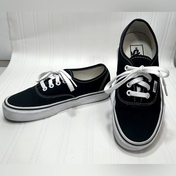 Vans Shoes - Vans Off The Wall Black and White Canvas Tennis Shoes Size Men 4.0 Women 5.5